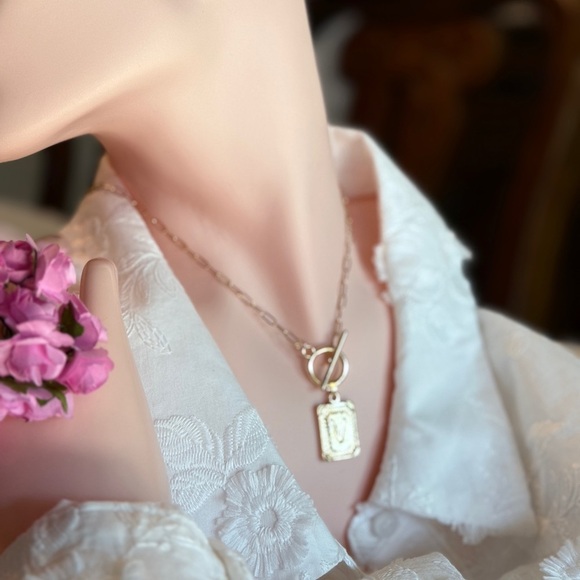 NEW | 18K Gold Plated Elegant Pendant Necklace - Picture 4 of 6